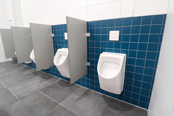 Mehrere Urinale in der Jungentoilette im Erdgeschoss.
